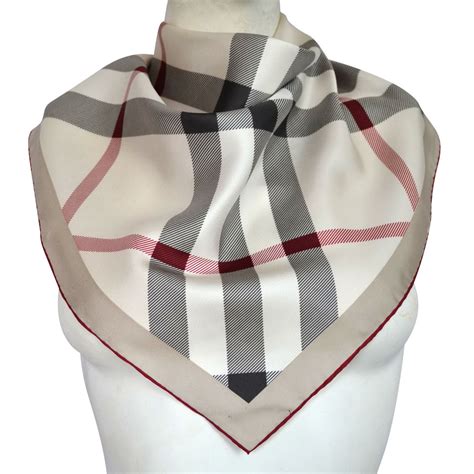 foulard carré soie burberry|L'écharpe Burberry .